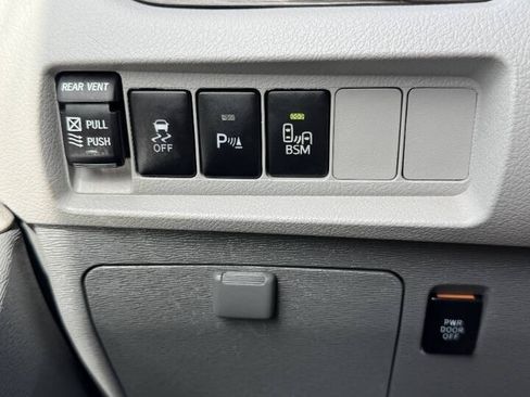 Used 2017 Toyota Sienna FWD image 24