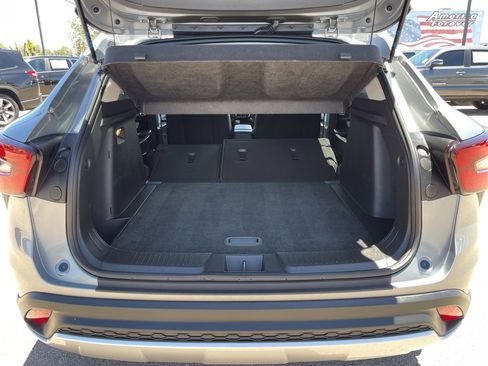 Used 2025 Chevrolet Trax LT FWD image 12
