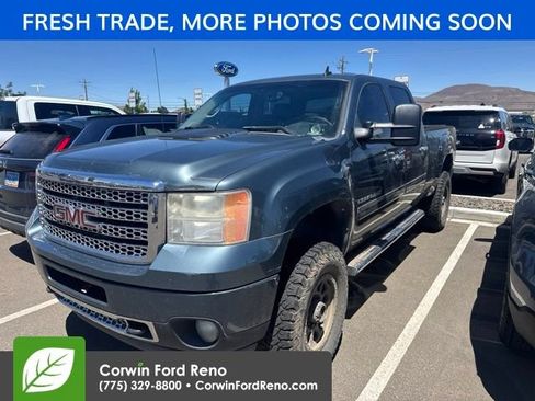 Used 2011 GMC Sierra 2500 Denali w/ Suspension Package, Off-Road AWD/4WD image 3