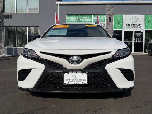 Used 2020 Toyota Camry SE image 2