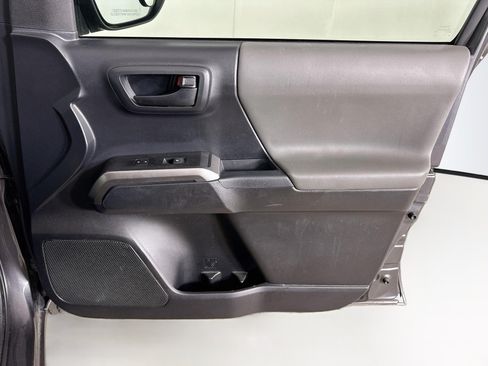 Used 2018 Toyota Tacoma SR5 RWD image 29