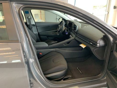 New 2025 Hyundai Elantra SE image 13