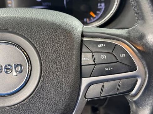 Used 2018 Jeep Grand Cherokee Laredo AWD/4WD image 22