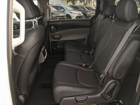 Used 2025 Kia Carnival image 11