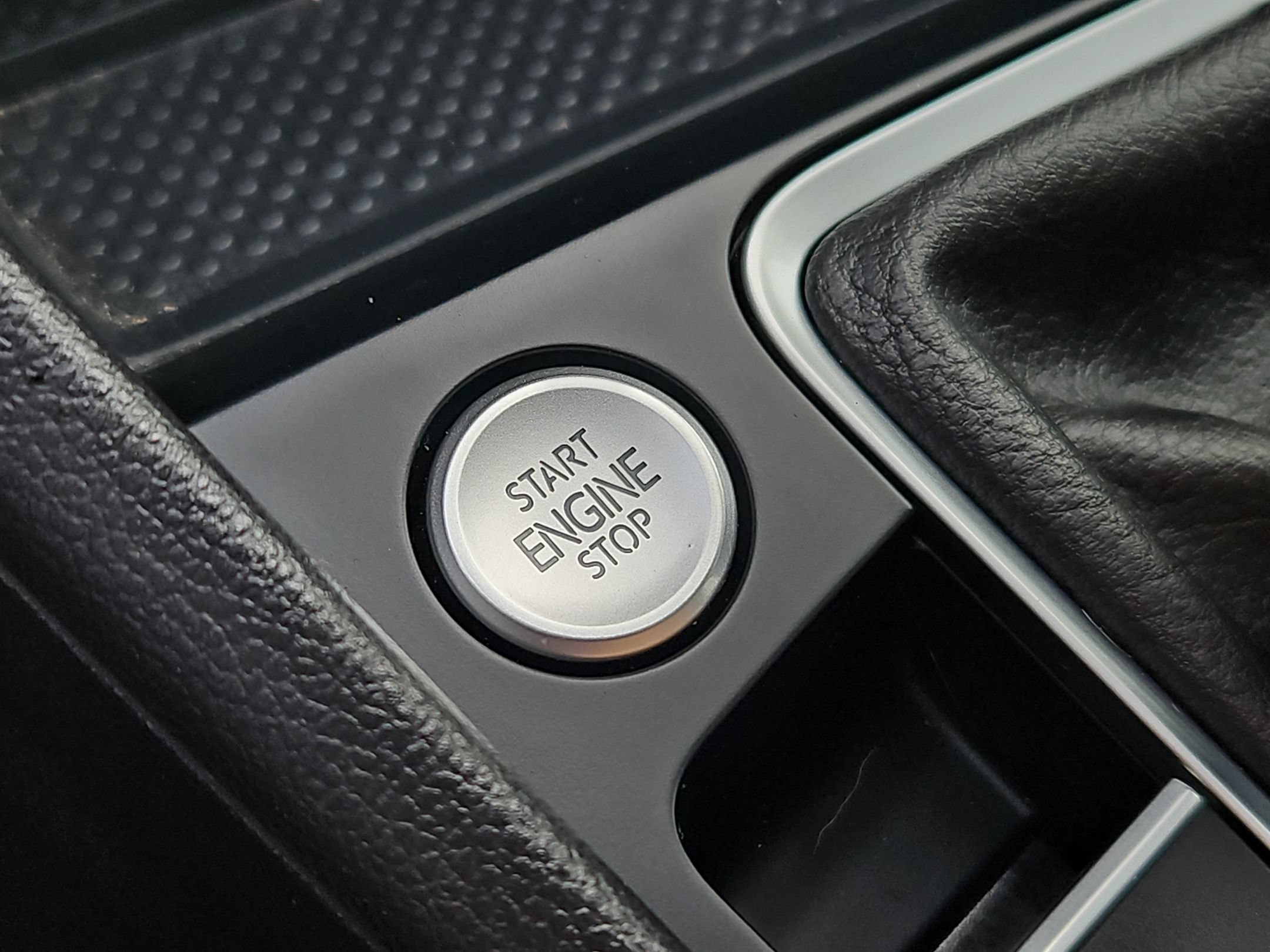 Used 2025 Volkswagen Jetta SE w/ Sunroof Package FWD image 16