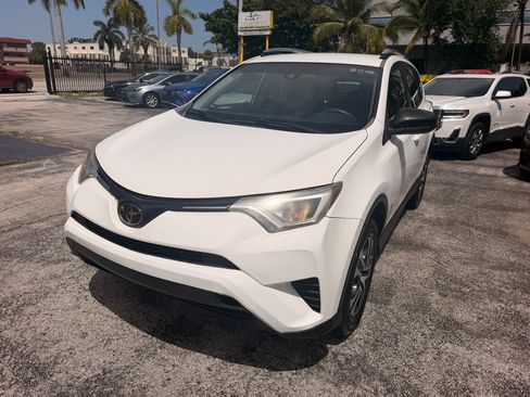 Used 2017 Toyota RAV4 LE FWD image 4