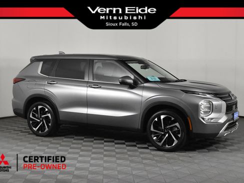 Used 2024 Mitsubishi Outlander SE image 1