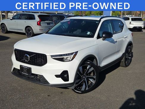 Used 2025 Volvo XC40 B5 Plus AWD/4WD image 1