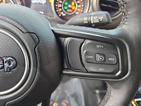 Certified 2022 Jeep Gladiator Sport AWD/4WD image 17