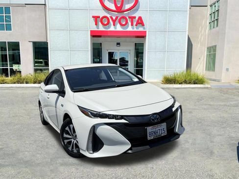 Used 2020 Toyota Prius Prime XLE FWD image 2