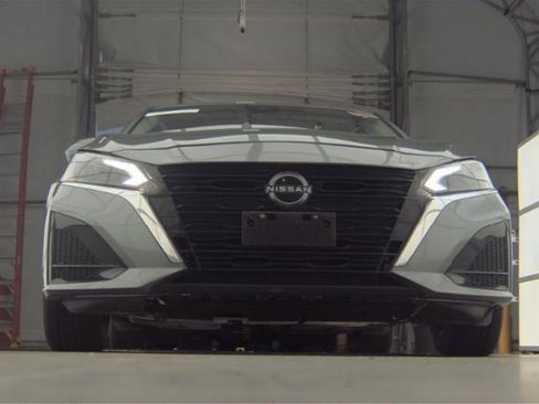Used 2023 Nissan Altima 2.5 SV w/ SV Premium Package FWD image 3
