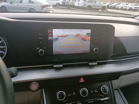 Used 2024 Kia Carnival LX image 23