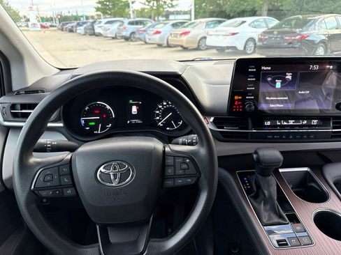 Used 2023 Toyota Sienna LE FWD image 19