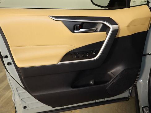 Used 2021 Toyota RAV4 XLE Premium image 19