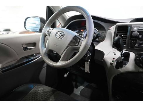 Used 2013 Toyota Sienna SE image 26