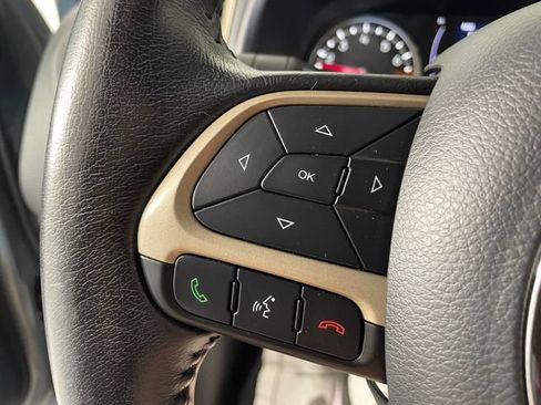 Used 2017 Jeep Renegade Latitude FWD image 11