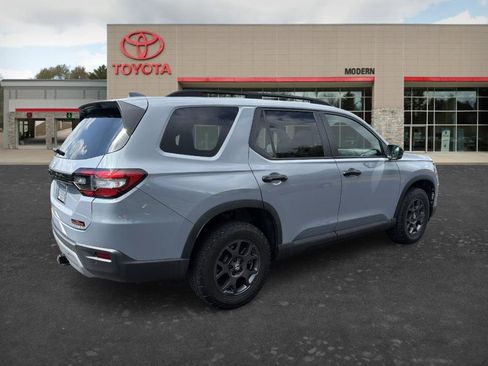 Used 2025 Honda Pilot TrailSport image 5