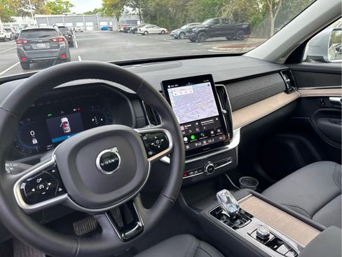 Used 2025 Volvo XC90 B5 Plus image 27