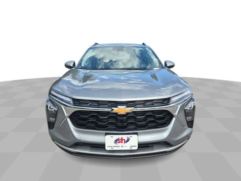 Used 2024 Chevrolet Trax LT w/ Sunroof Package FWD image 3