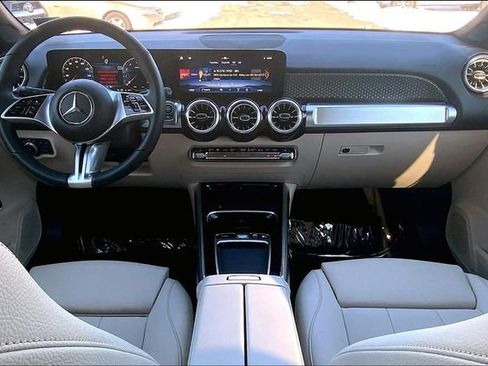 Used 2025 Mercedes-Benz GLB 250 4MATIC image 11