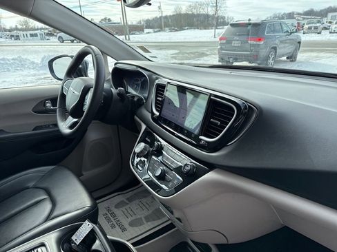 Used 2024 Chrysler Pacifica Touring-L image 29