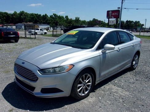 Used 2016 Ford Fusion SE FWD image 3