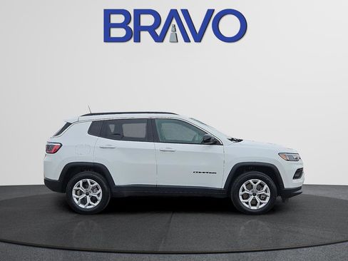 Used 2025 Jeep Compass Latitude AWD/4WD image 3