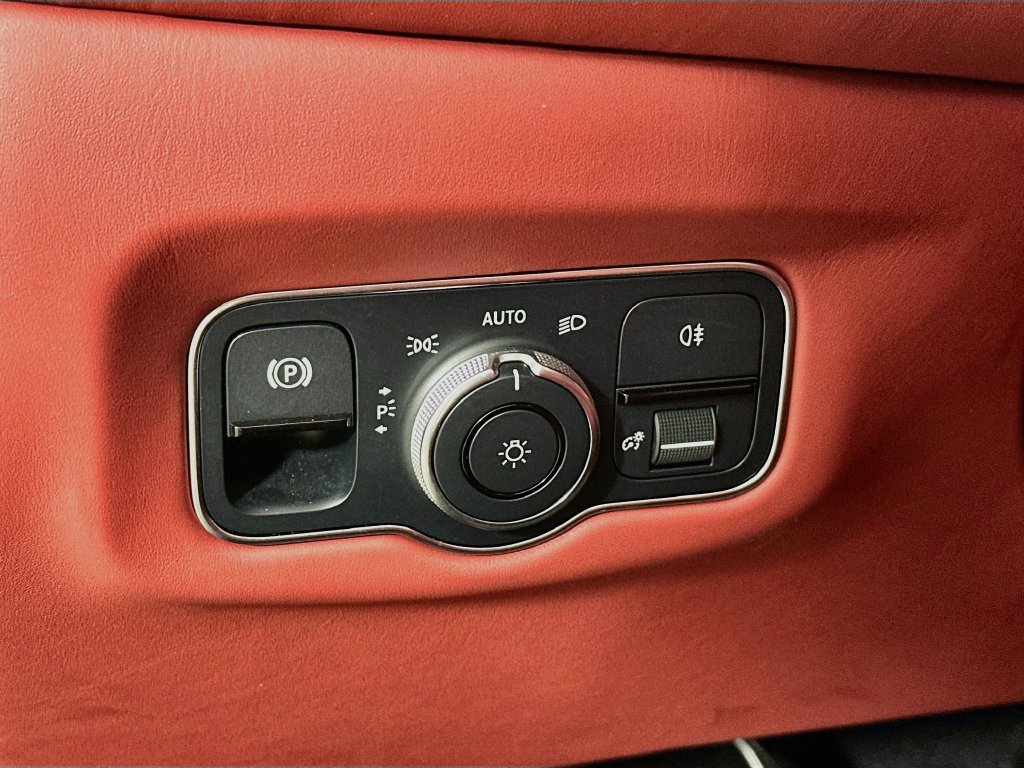 Used 2022 Aston Martin V8 Vantage Roadster RWD image 10