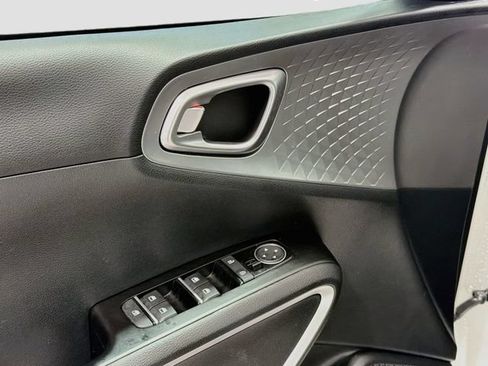 Used 2025 Kia Soul LX w/ LX Technology Package FWD image 16