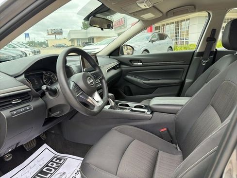 Used 2024 Nissan Altima 2.5 SV image 9