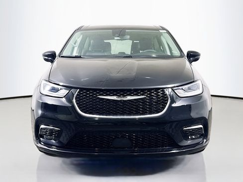 Used 2024 Chrysler Pacifica Touring-L FWD image 2