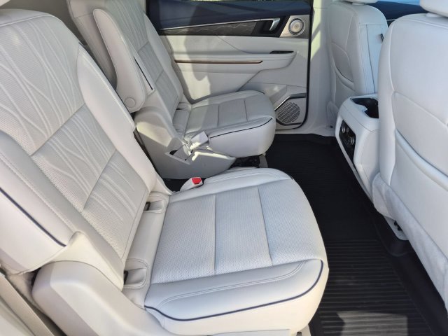 Used 2025 Buick Enclave Avenir AWD/4WD image 31