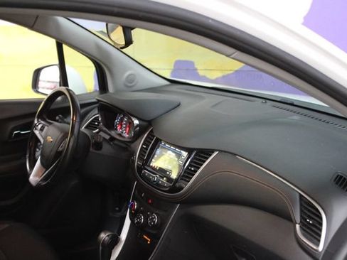 Used 2019 Chevrolet Trax LT w/ LT Convenience Package FWD image 12