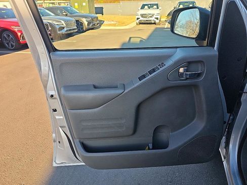 Used 2016 Nissan Frontier SV image 10