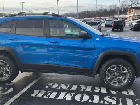 Used 2019 Jeep Cherokee Trailhawk w/ Cold Weather Group image 9