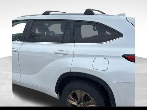 Used 2023 Toyota Highlander Bronze Edition image 4