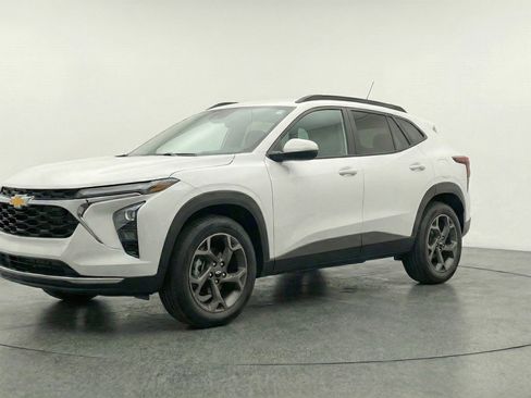 Used 2025 Chevrolet Trax LT image 3