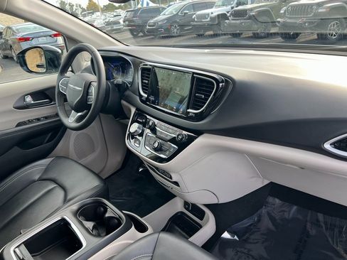 Certified 2024 Chrysler Pacifica Touring-L image 12
