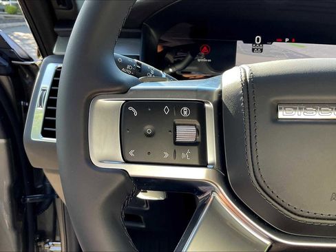 New 2025 Land Rover Discovery Dynamic SE image 17