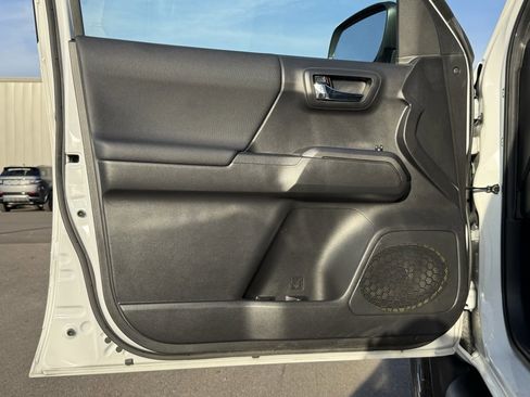 Used 2022 Toyota Tacoma TRD Off-Road image 15