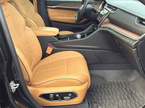 Used 2023 Jeep Grand Cherokee Summit w/ Luxury Tech Group V image 12