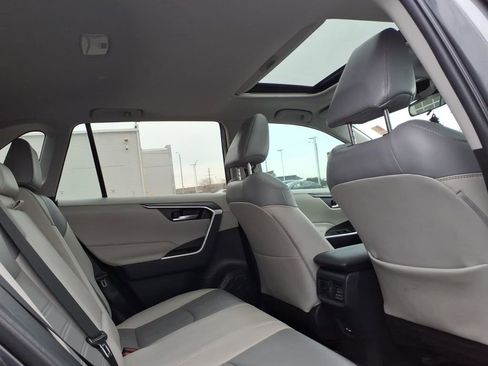 Used 2021 Toyota RAV4 XLE Premium image 23