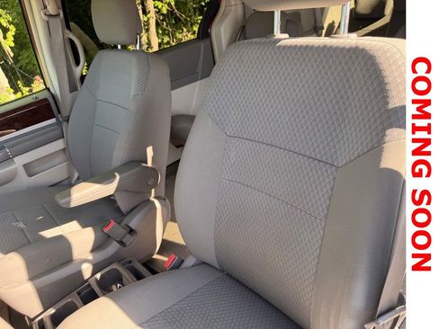 Used 2010 Chrysler Town & Country Touring FWD image 10