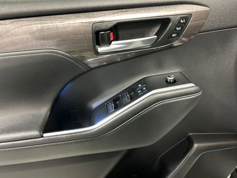 Used 2022 Toyota Highlander Limited image 12