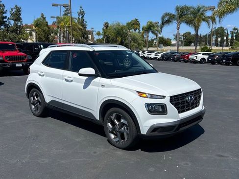 Used 2025 Hyundai Venue SEL image 6