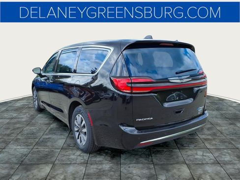 Used 2024 Chrysler Pacifica Limited FWD image 5