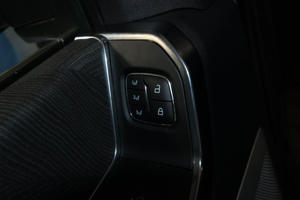 Used 2025 Ford F350 Platinum AWD/4WD image 10