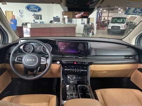 Used 2023 Kia Carnival EX FWD image 15