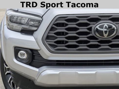 Used 2022 Toyota Tacoma TRD Sport image 3