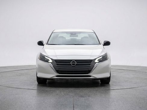 Used 2025 Nissan Altima 2.5 SV image 2